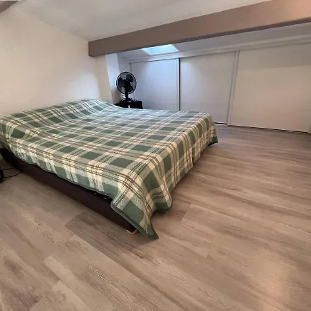 A 50m De La Apartment